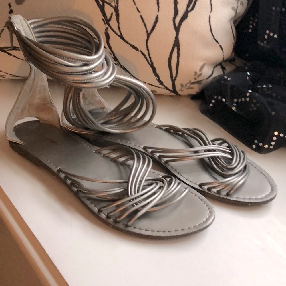 Unionbay silver multiple ankle straps zip back